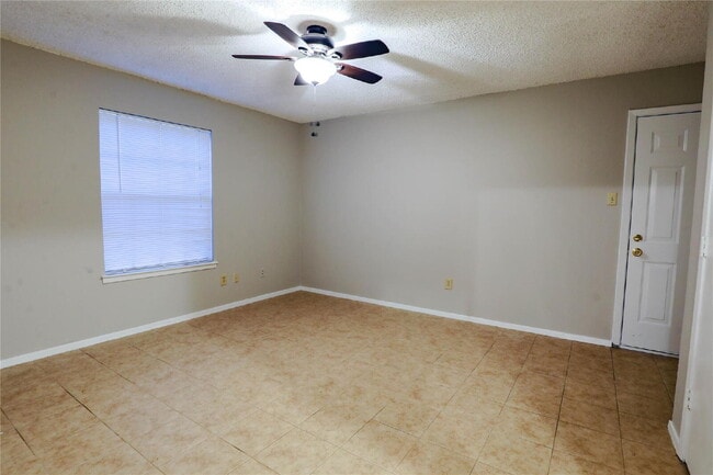 Building Photo - Move in Ready Duplex in Arlington!