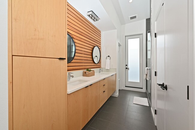 Building Photo - Modern 3-Level Townhome (2020) with Private Roof Deck & A/C