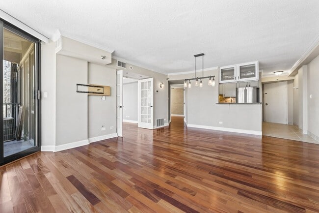 Building Photo - 1309 N Wells St