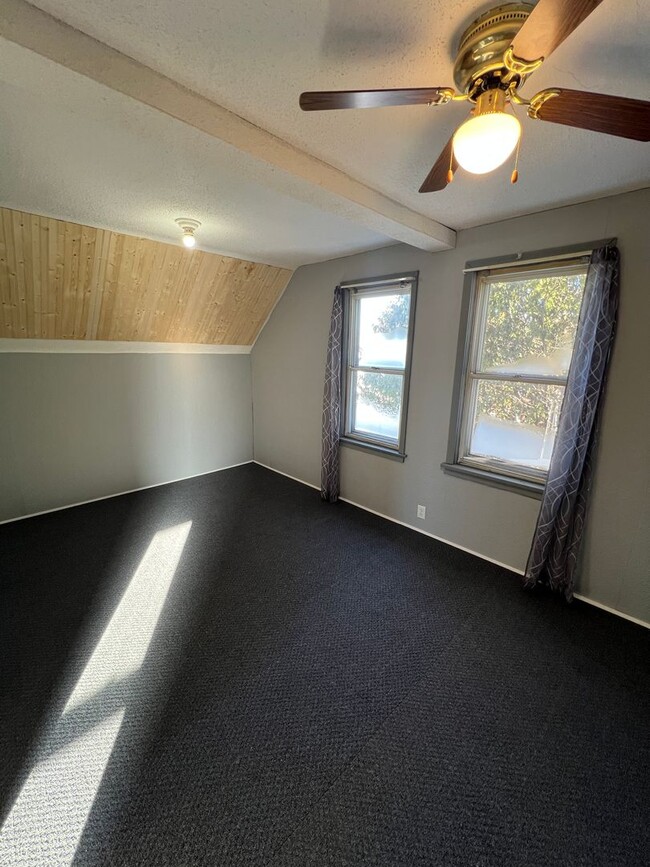 Building Photo - AVAILABLE TODAY - 3 Bedroom in East End Su...