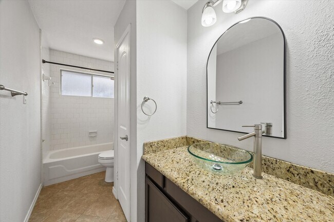 Building Photo - 2209 Aberdeen Dr