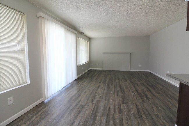 Building Photo - 2 Bed/1 Bath Central Kennewick Apartment