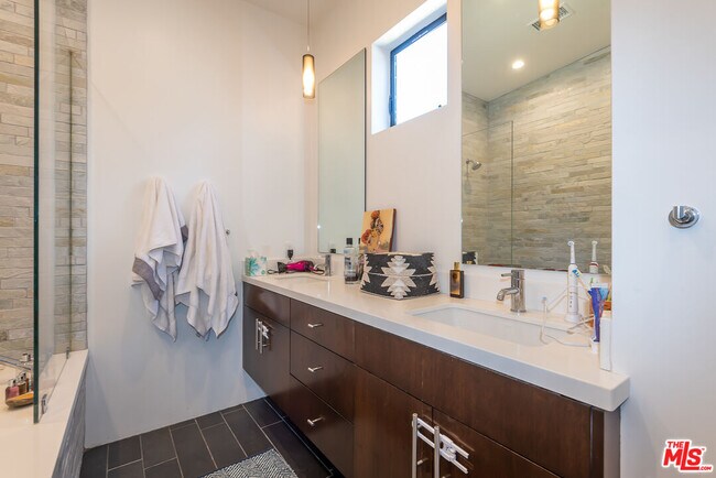 Building Photo - 581 Agate St