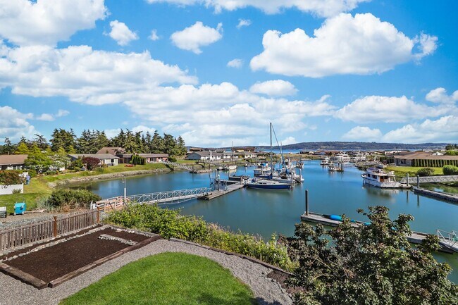 Building Photo - 2 Bed 2 Bath - View Home - Mariner Cove - Pet Friendly