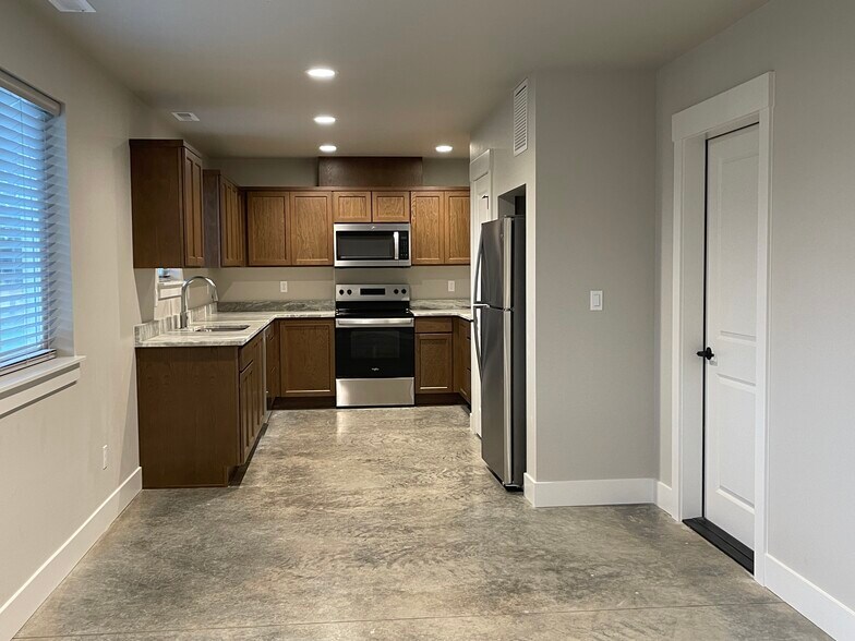 Building Photo - 412 W 1st St