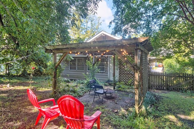 Building Photo - Adorable bungalow in Cottontown!