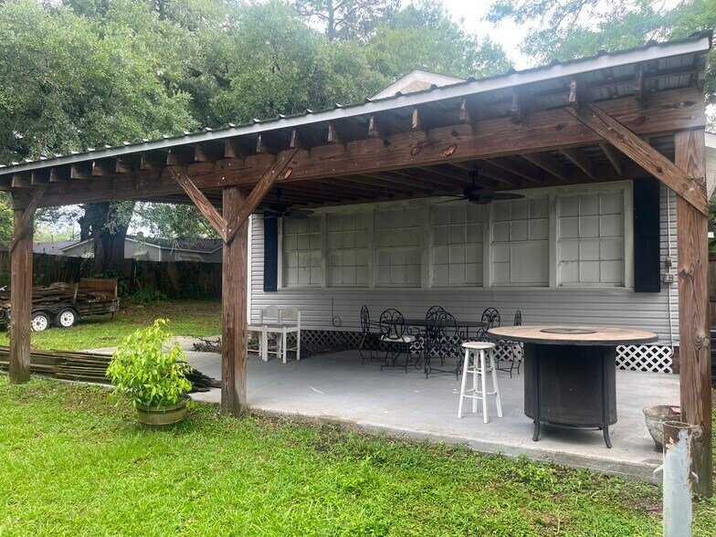 Building Photo - 412 Pinehill Dr