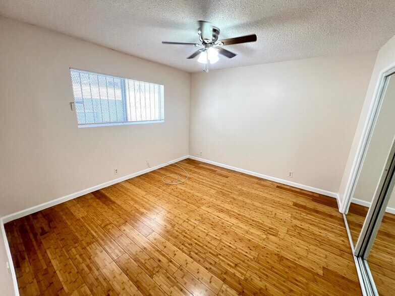 Building Photo - 1317 S Bundy Dr