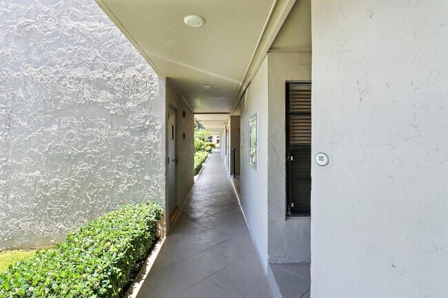 Building Photo - 6 Royal Palm Way