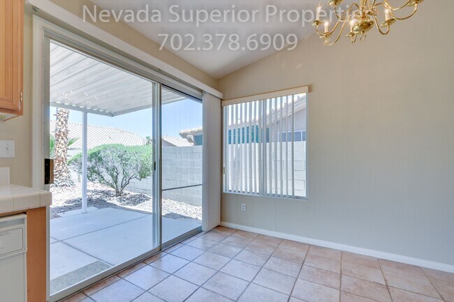 Building Photo - SE Single Story 3 Bedroom Home!!! Low Main...