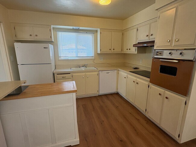 Building Photo - 3046 Notre Dame Dr