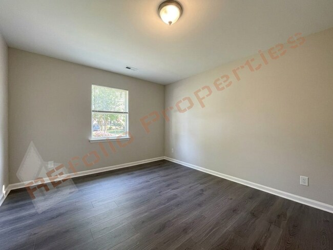 Building Photo - 601 Larchwood Dr