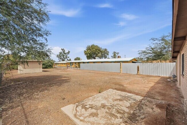 Building Photo - Bright 3-Bed Tucson Rental Home with Expansive Fenced Backyard Near U of A