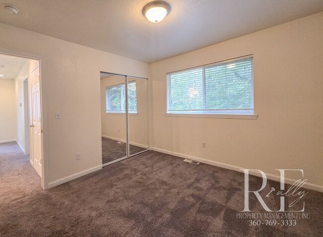 Building Photo - Military Discount: Spacious Bremerton Townhome with Garage & Fenced Yard