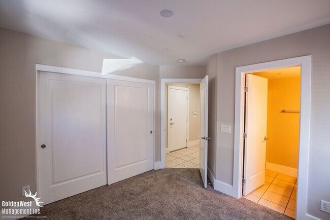 Building Photo - Beautiful Tri-level 3Bdm 3.5Ba Townhome ne...