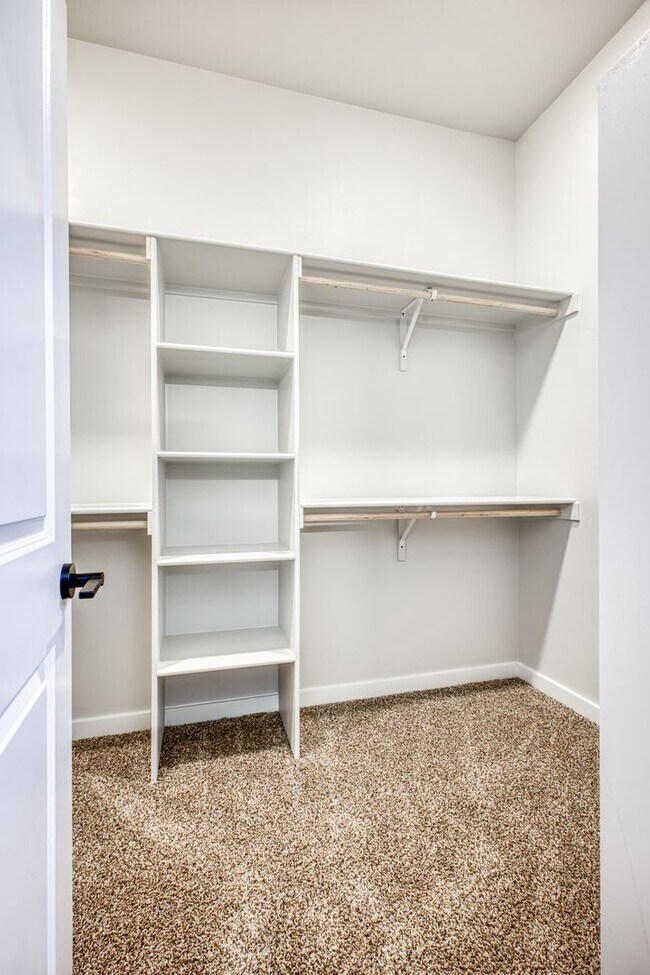 Building Photo - Beautiful East side House 4 bed-2.5 baths, part of The  Club that includes Swimming Pool, Gym, Te...