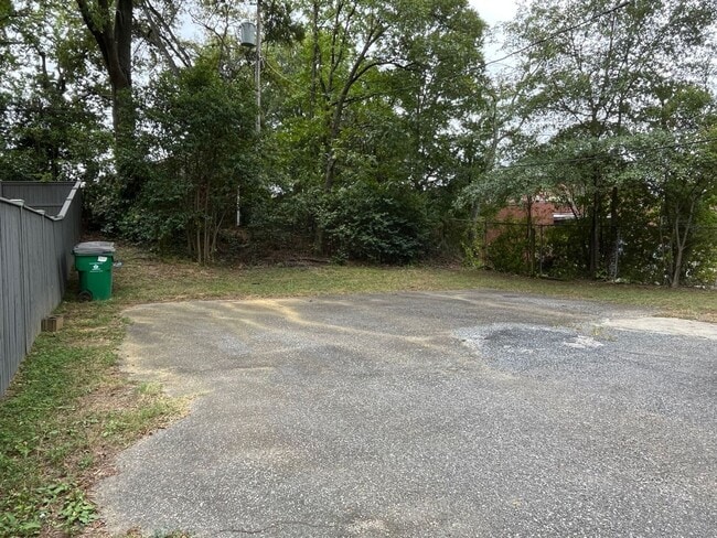 Building Photo - 2 Bed Back Unit in Uptown!