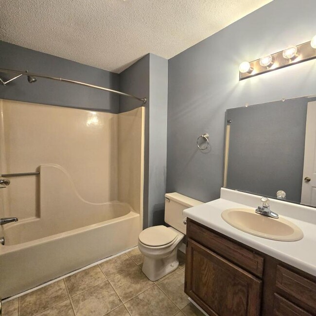 Building Photo - 2700 Thackery Rd