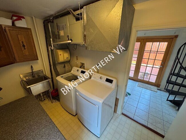 Building Photo - 8903 Tudor Ln