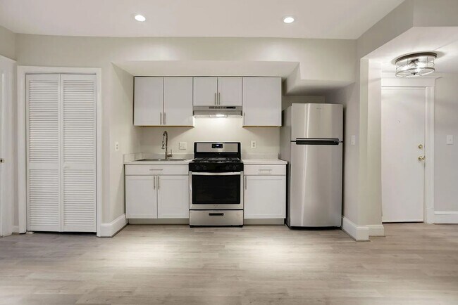 Building Photo - 1712 West Virginia Ave NE