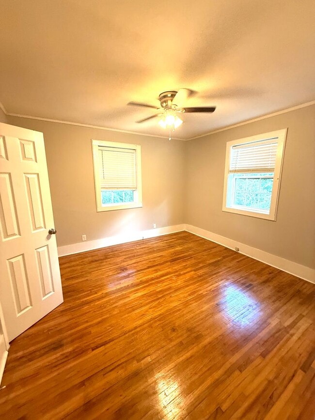 Building Photo - ** Beautiful 3 bed 2 bath located in fores...