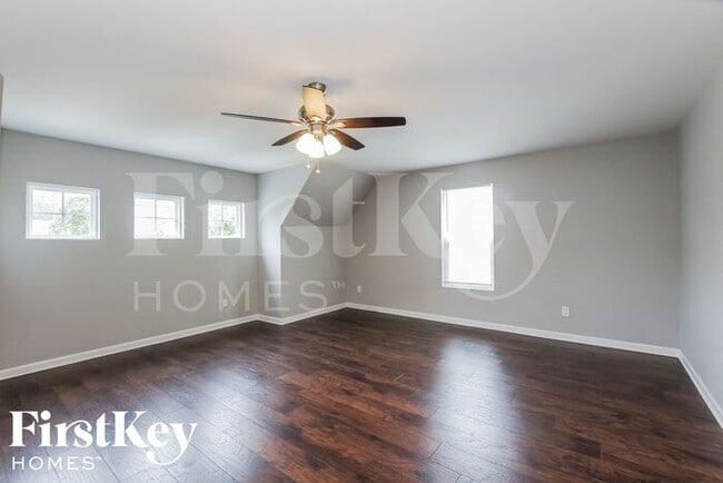 Building Photo - 713 Walnut Crossing Dr