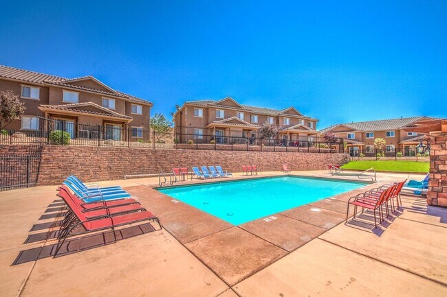 Building Photo - Beautiful townhome near little valley