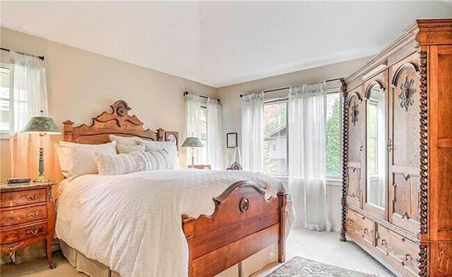 Building Photo - Stylish Upgraded Townhome Near Redmond Town Center & Sammamish Trail