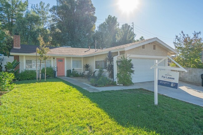 Primary Photo - 3-Bedroom Home with Dog Run and Private Yard in Santa Clarita!