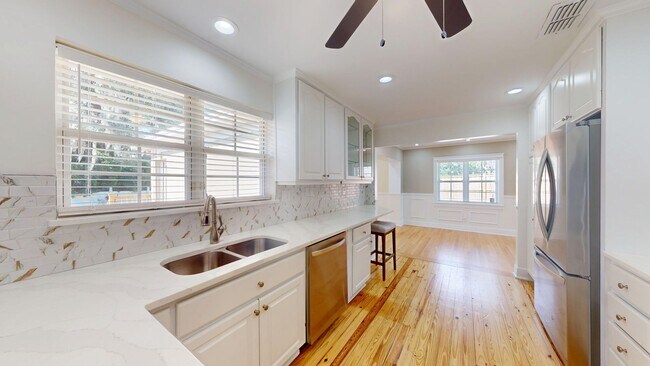 Building Photo - Stunning 4 Bedroom, 2 Bath Home in the Hea...