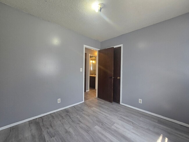 Building Photo - 3 Bedroom 1.5 Bath and 2 Garage home in Shawnee!