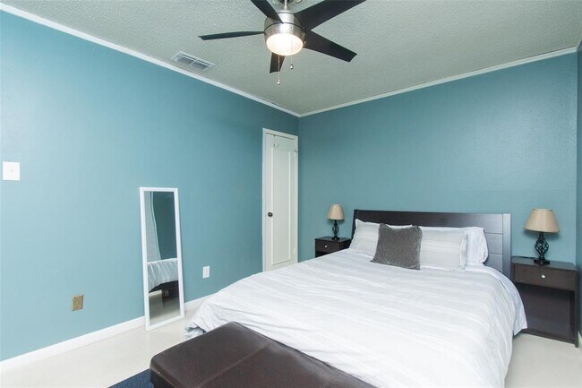 Building Photo - 2524 Berkett Dr
