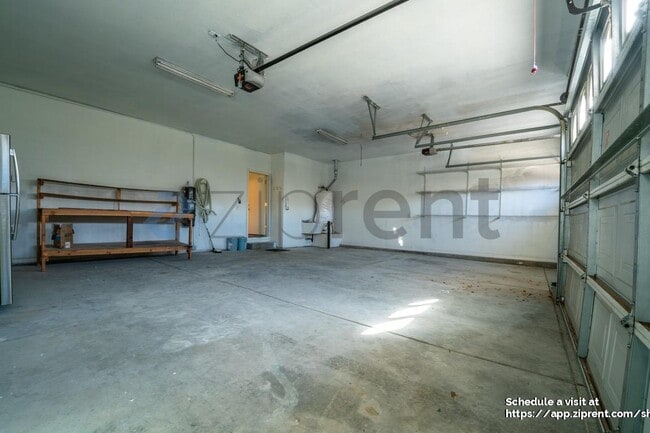 Building Photo - 100 Canterbury Ct