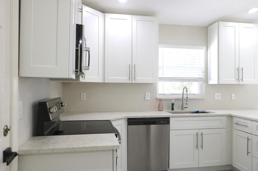 Building Photo - 1037 Island Manor Dr