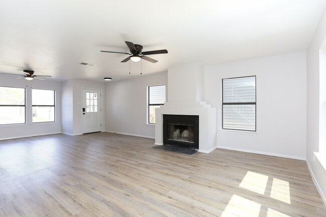 Building Photo - RENOVATED 3-BEDROOM HOME IN CONVERSE, JUDS...