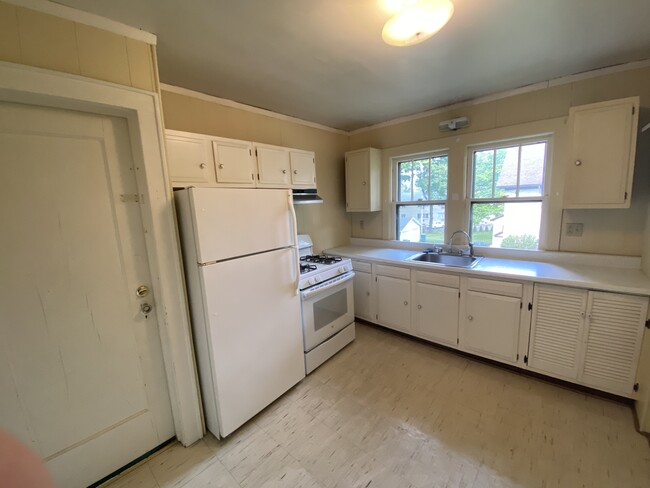 kitchen - 445 N Winton Rd