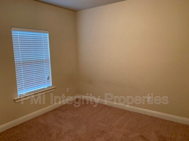 Building Photo - 315 Forest Grove Dr