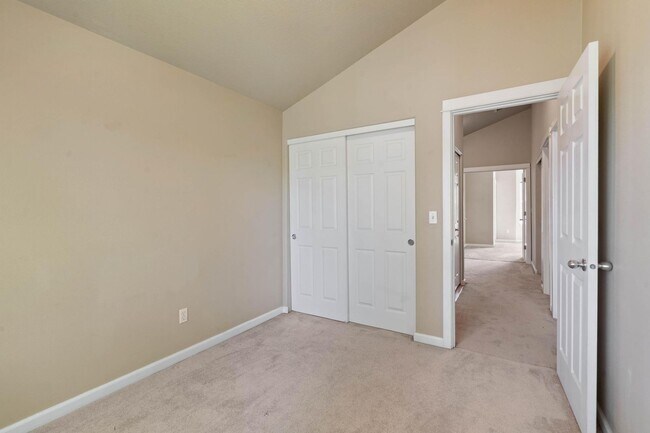 Building Photo - Bright, spacious 3-bdrm/2.5 bath Tigard townhome. Fireplace, balcony, 2-car garage, W/D