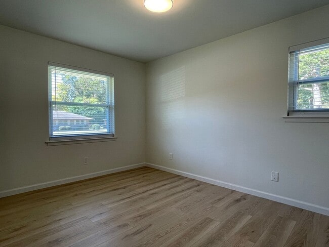 Building Photo - Gorgeous FULLY REMODELED 3 Bedroom/2Bath