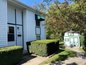 Building Photo - 352 College St