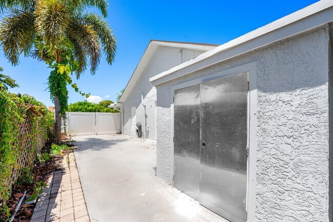 Building Photo - 1402 Cormorant Rd