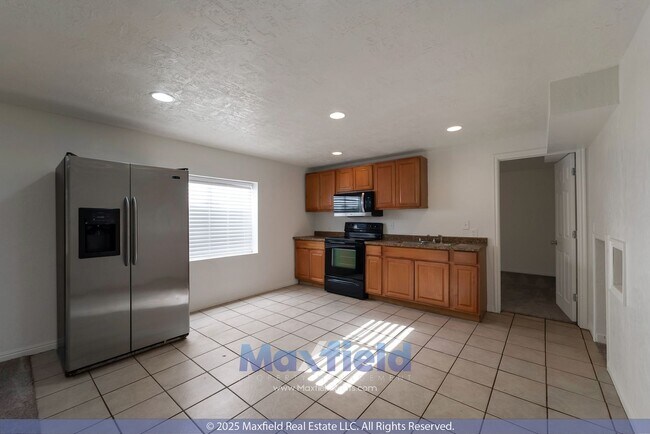 Building Photo - BRAND NEW CARPET - 6BD 4BTH 2GAR - Home in Lehi