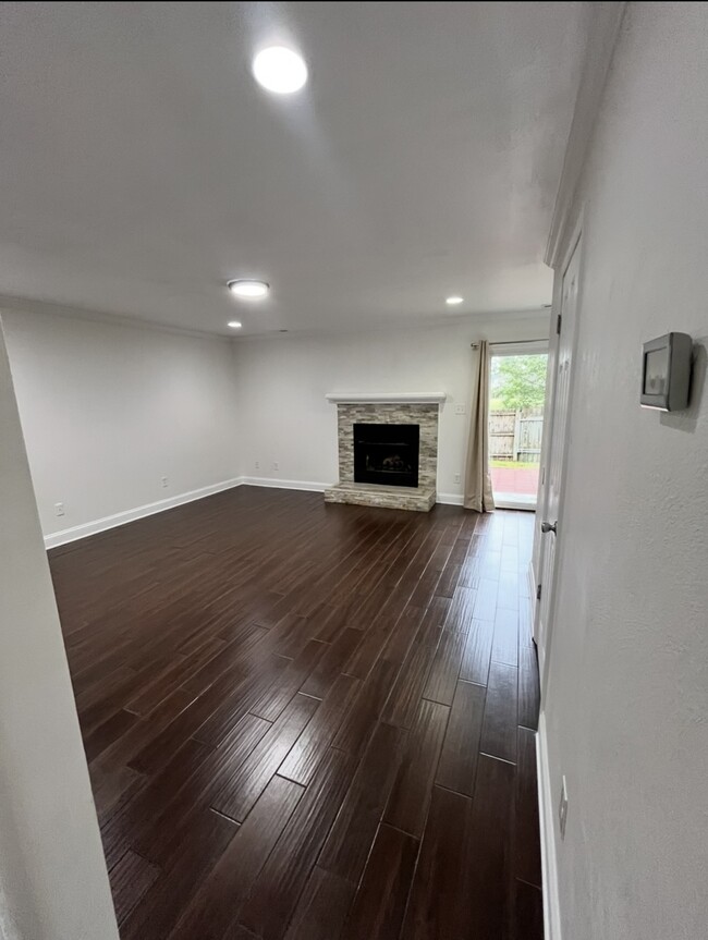 Building Photo - 1528 Jameson Dr