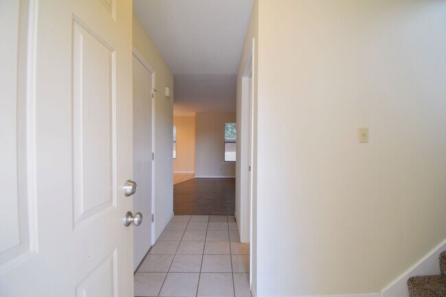 Building Photo - Hart Ln 6489