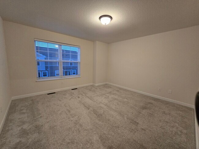 Building Photo - 851 Roselyn Dr
