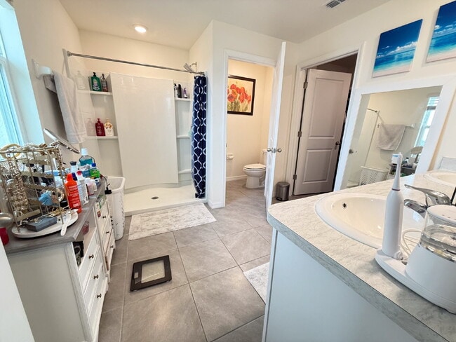 Building Photo - Spacious 4-Bedroom Home with Granite Count...