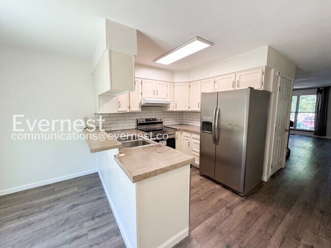 Building Photo - 3 Bed/2.5 Bath Townhome with Fenced Yard / Available Now!