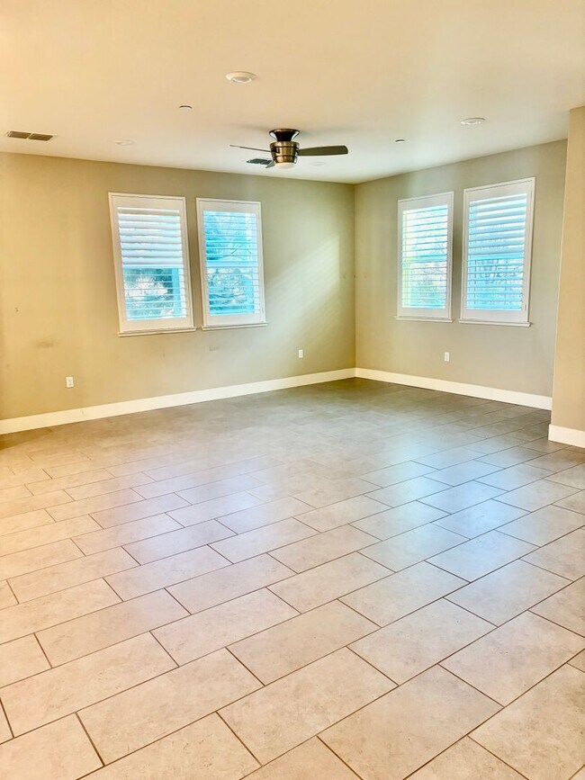 Building Photo - Must see beautiful and large Townhome in Dublin- Close to Everything!