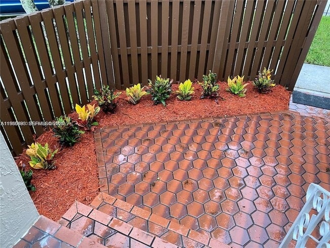 Building Photo - 10221 Fontainebleau Blvd