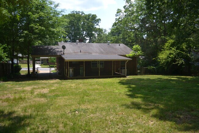 Building Photo - 3BR/1Bth with Covered Patio and Large Stor...